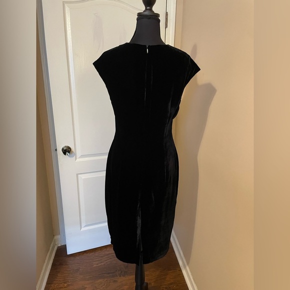 Trina Turk Black Velvet Velour Sleeveless Dress Flower Appliqué Pin Size 6 Party - Picture 5 of 12